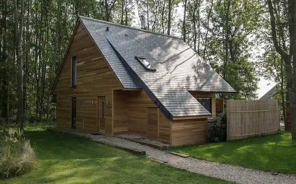 Nettoyage et démoussage de toiture et façade réalisé sur une maison près d'Angers